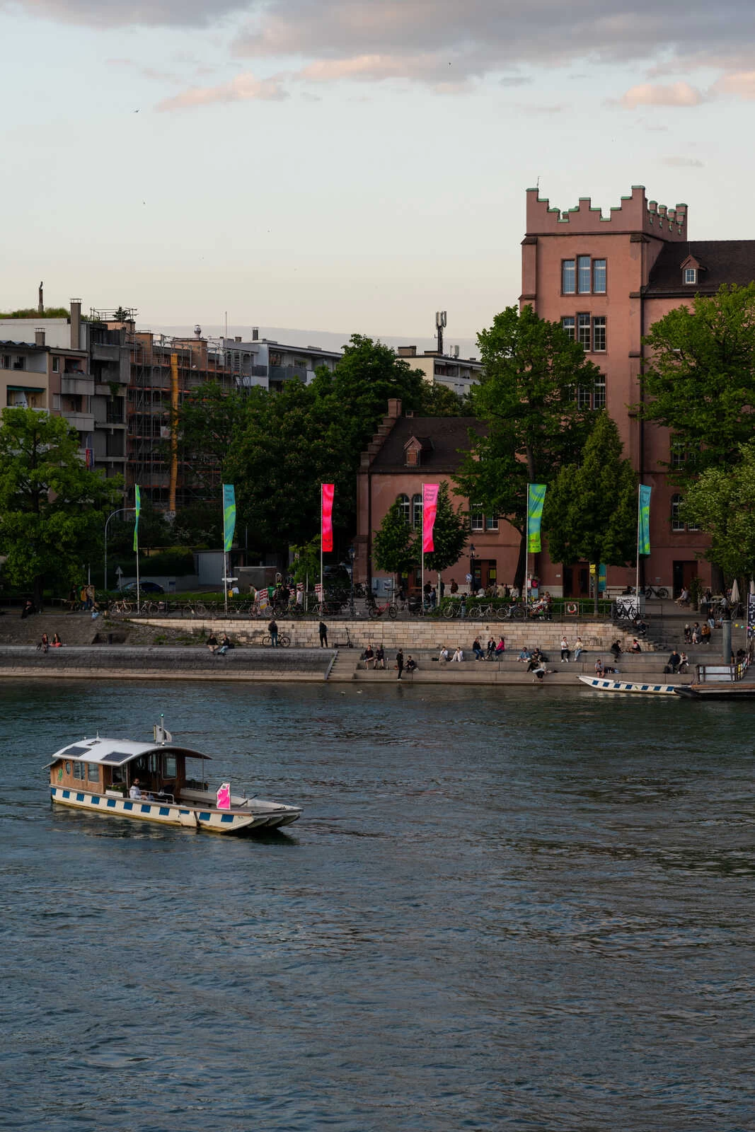 Fahnen am Rhein